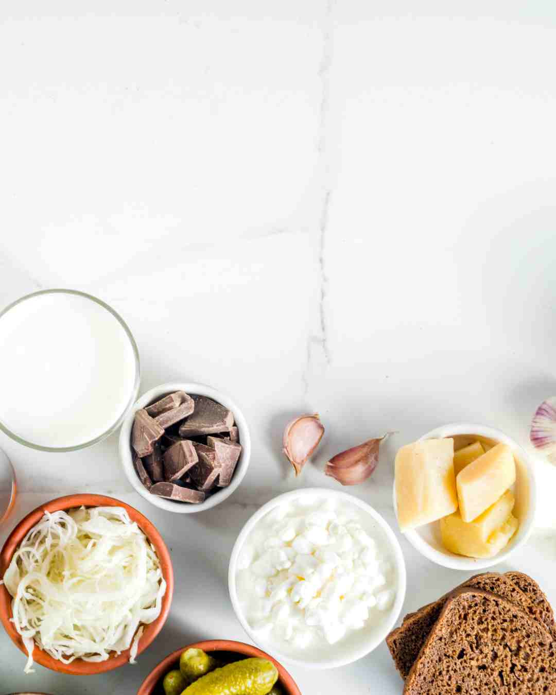 Ilustracija koristnih bakterij (probiotikov) v črevesni mikrobioti pod mikroskopom.